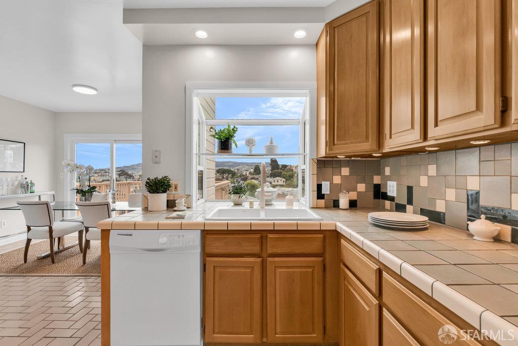 San Francisco, California 94112, United States, 3 Bedrooms Bedrooms, ,2 BathroomsBathrooms,Residential,Active,212328