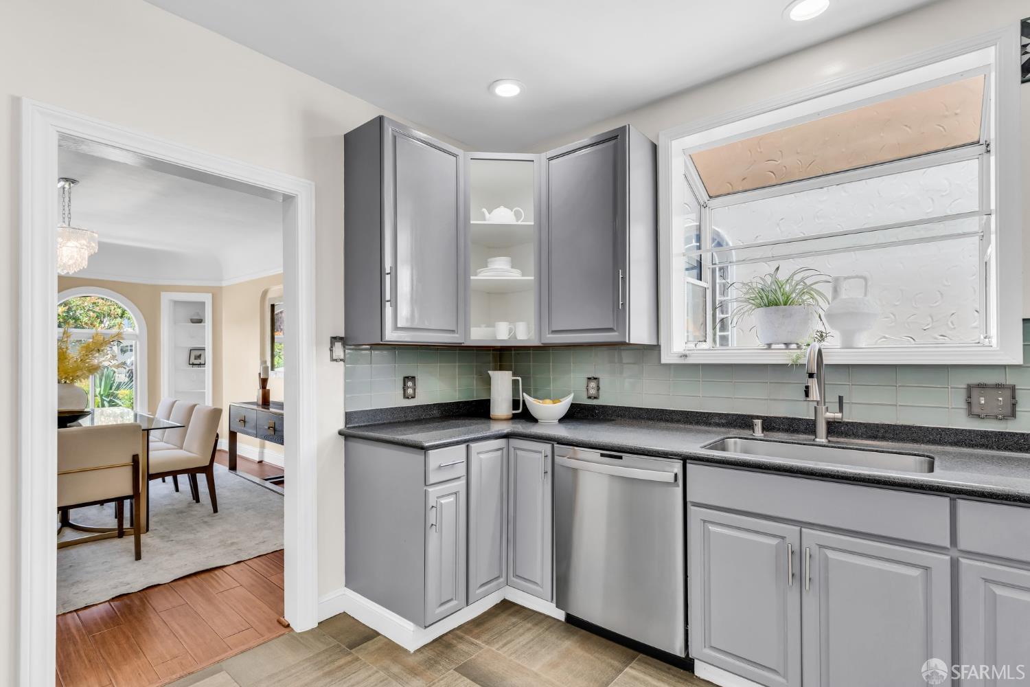 San Francisco, California 94127, United States, 4 Bedrooms Bedrooms, ,3 BathroomsBathrooms,Residential,Pending,135595