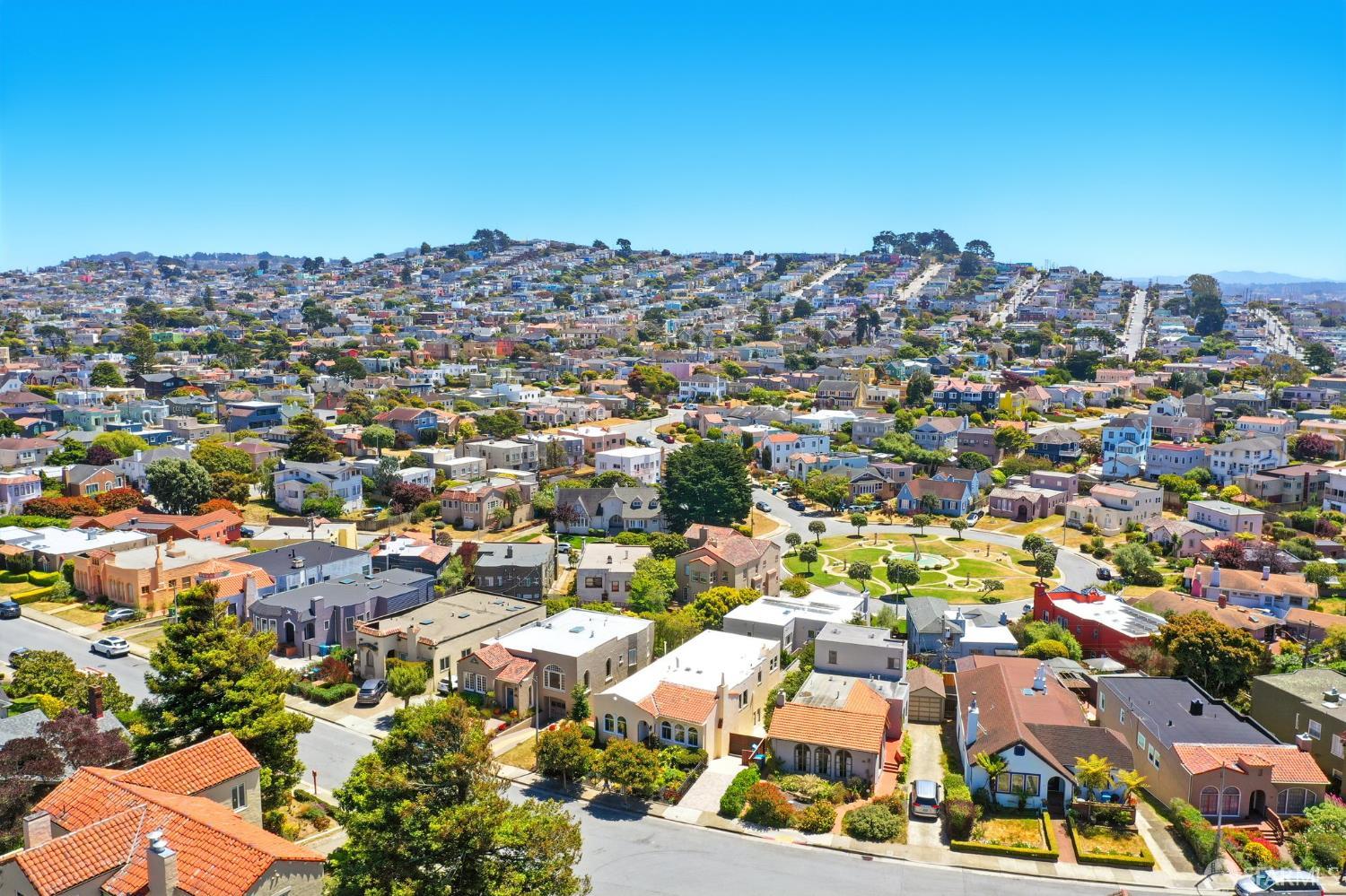 San Francisco, California 94127, United States, 4 Bedrooms Bedrooms, ,3 BathroomsBathrooms,Residential,Pending,135595