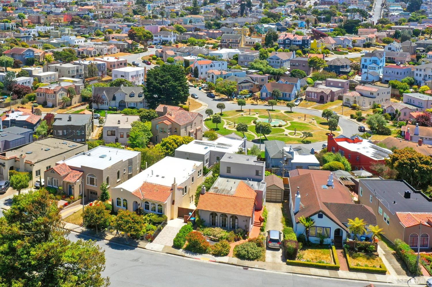 San Francisco, California 94127, United States, 4 Bedrooms Bedrooms, ,3 BathroomsBathrooms,Residential,Pending,135595