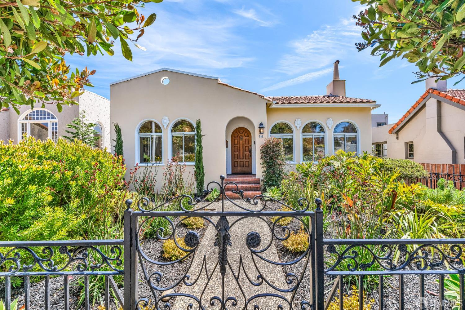 San Francisco, California 94127, United States, 4 Bedrooms Bedrooms, ,3 BathroomsBathrooms,Residential,Pending,135595