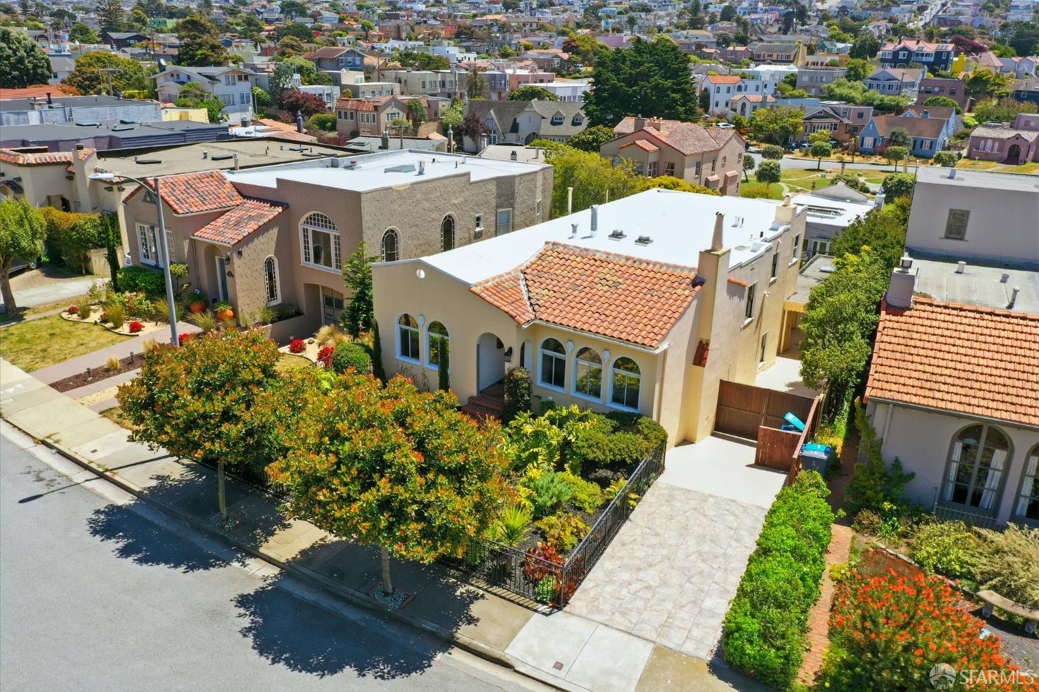 San Francisco, California 94127, United States, 4 Bedrooms Bedrooms, ,3 BathroomsBathrooms,Residential,Pending,135595