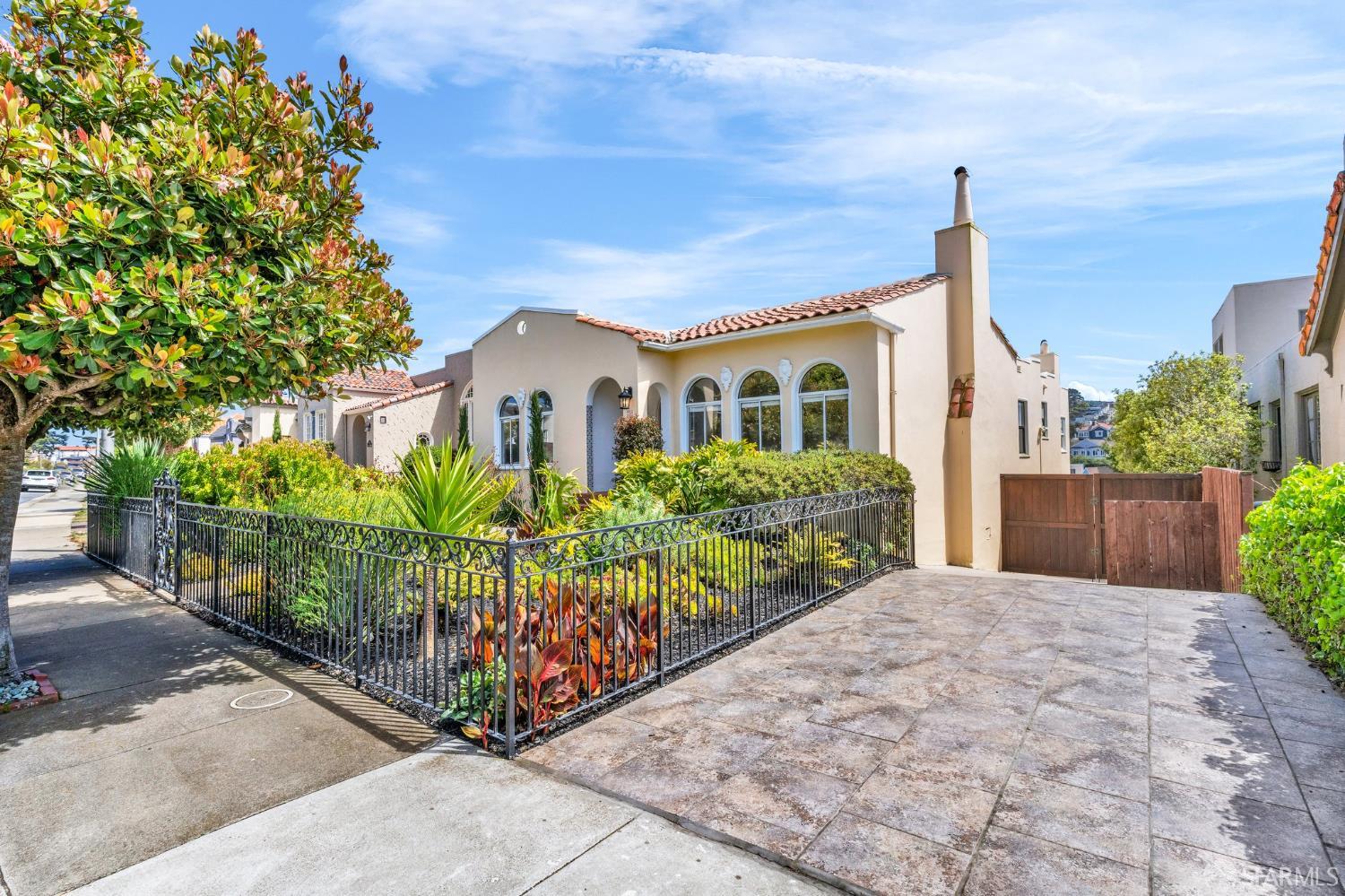 San Francisco, California 94127, United States, 4 Bedrooms Bedrooms, ,3 BathroomsBathrooms,Residential,Pending,135595