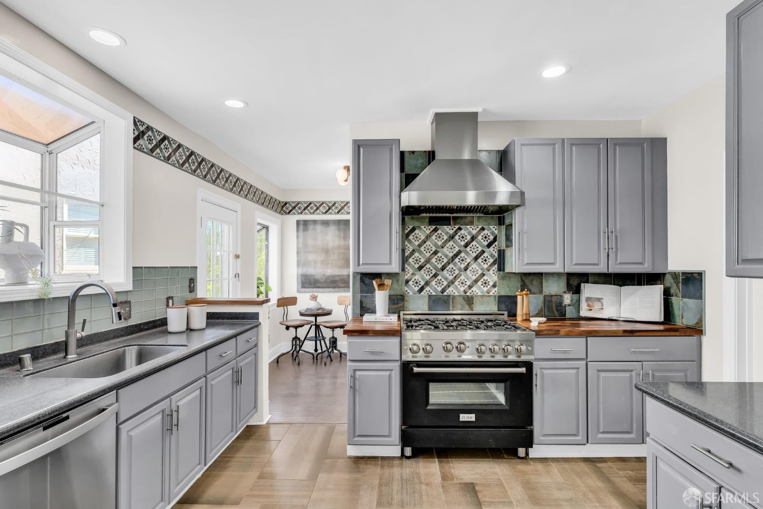 San Francisco, California 94127, United States, 4 Bedrooms Bedrooms, ,3 BathroomsBathrooms,Residential,Pending,135595