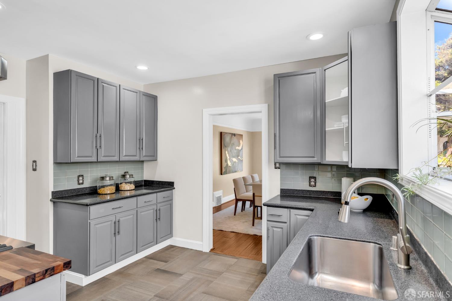 San Francisco, California 94127, United States, 4 Bedrooms Bedrooms, ,3 BathroomsBathrooms,Residential,Pending,135595