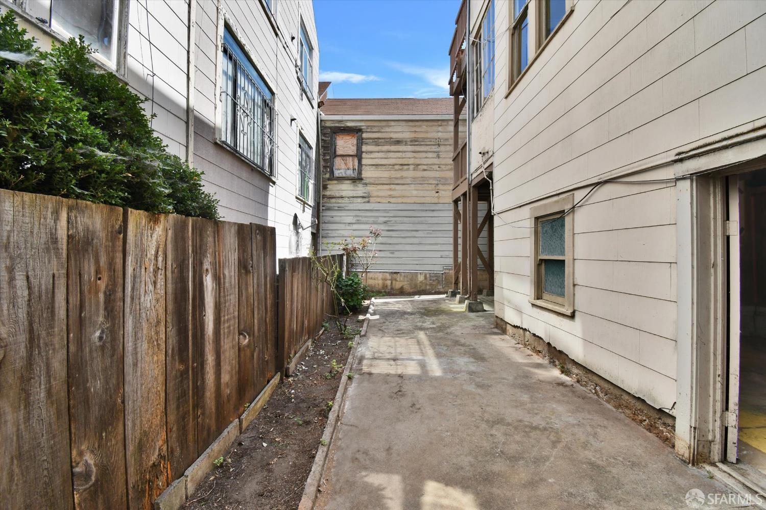 San Francisco, California 94110, United States, 5 Bedrooms Bedrooms, ,2 BathroomsBathrooms,Residential,Active,205147