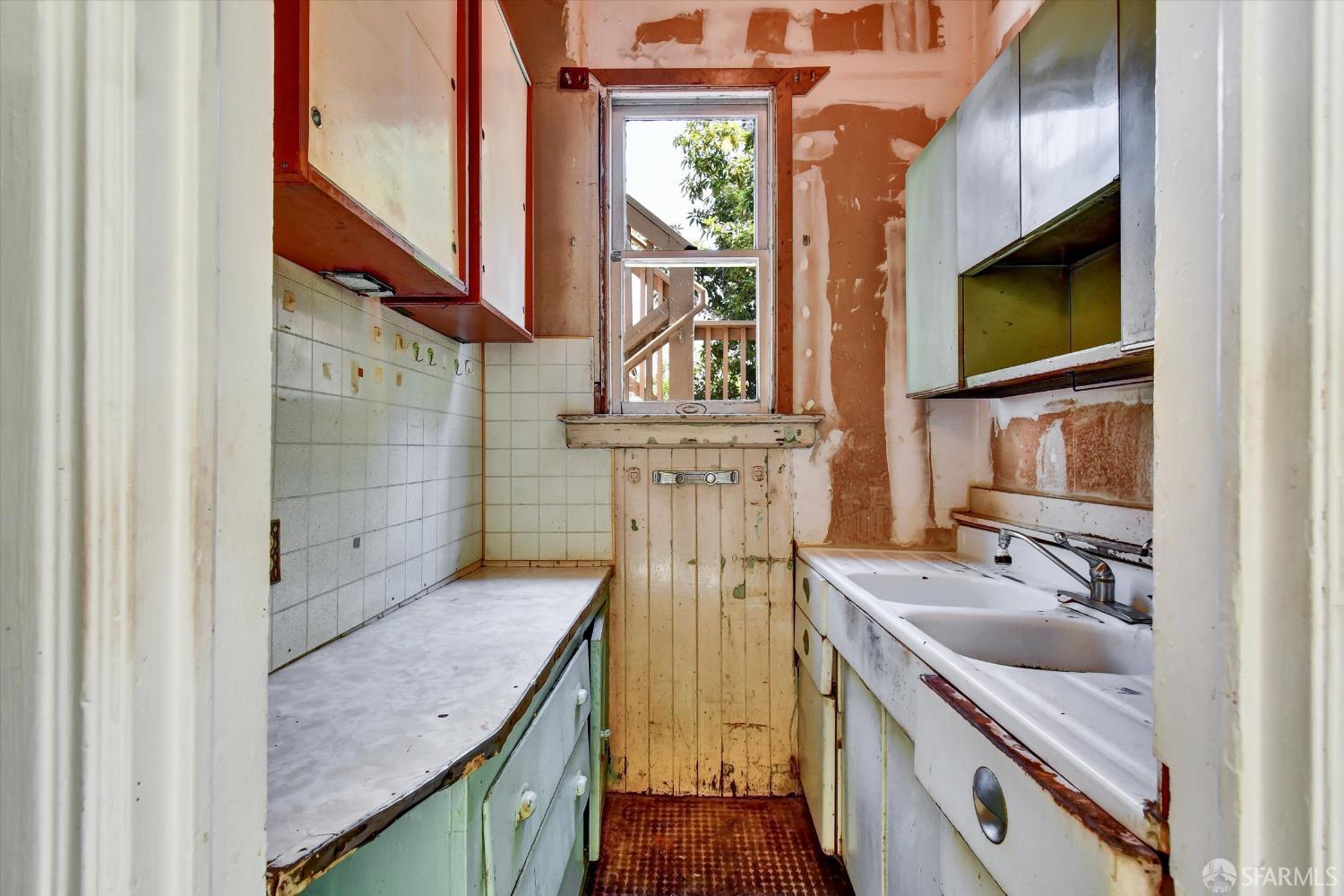 San Francisco, California 94110, United States, 5 Bedrooms Bedrooms, ,2 BathroomsBathrooms,Residential,Active,205147