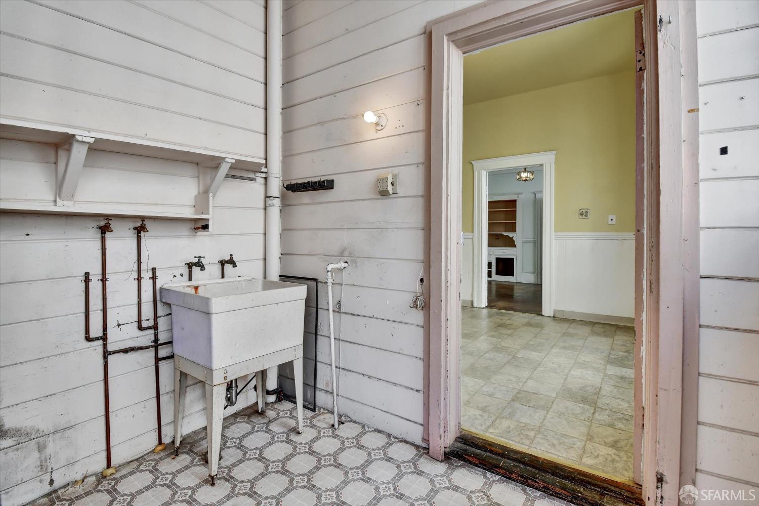 San Francisco, California 94110, United States, 5 Bedrooms Bedrooms, ,2 BathroomsBathrooms,Residential,Active,205147