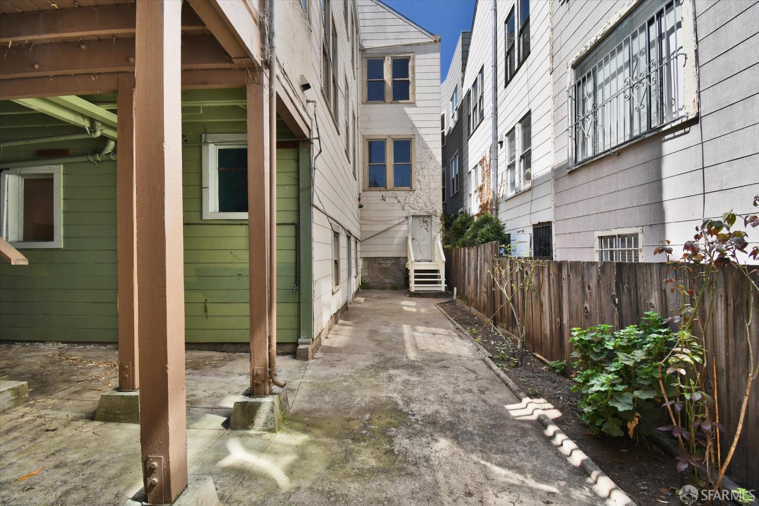 San Francisco, California 94110, United States, 5 Bedrooms Bedrooms, ,2 BathroomsBathrooms,Residential,Active,205147