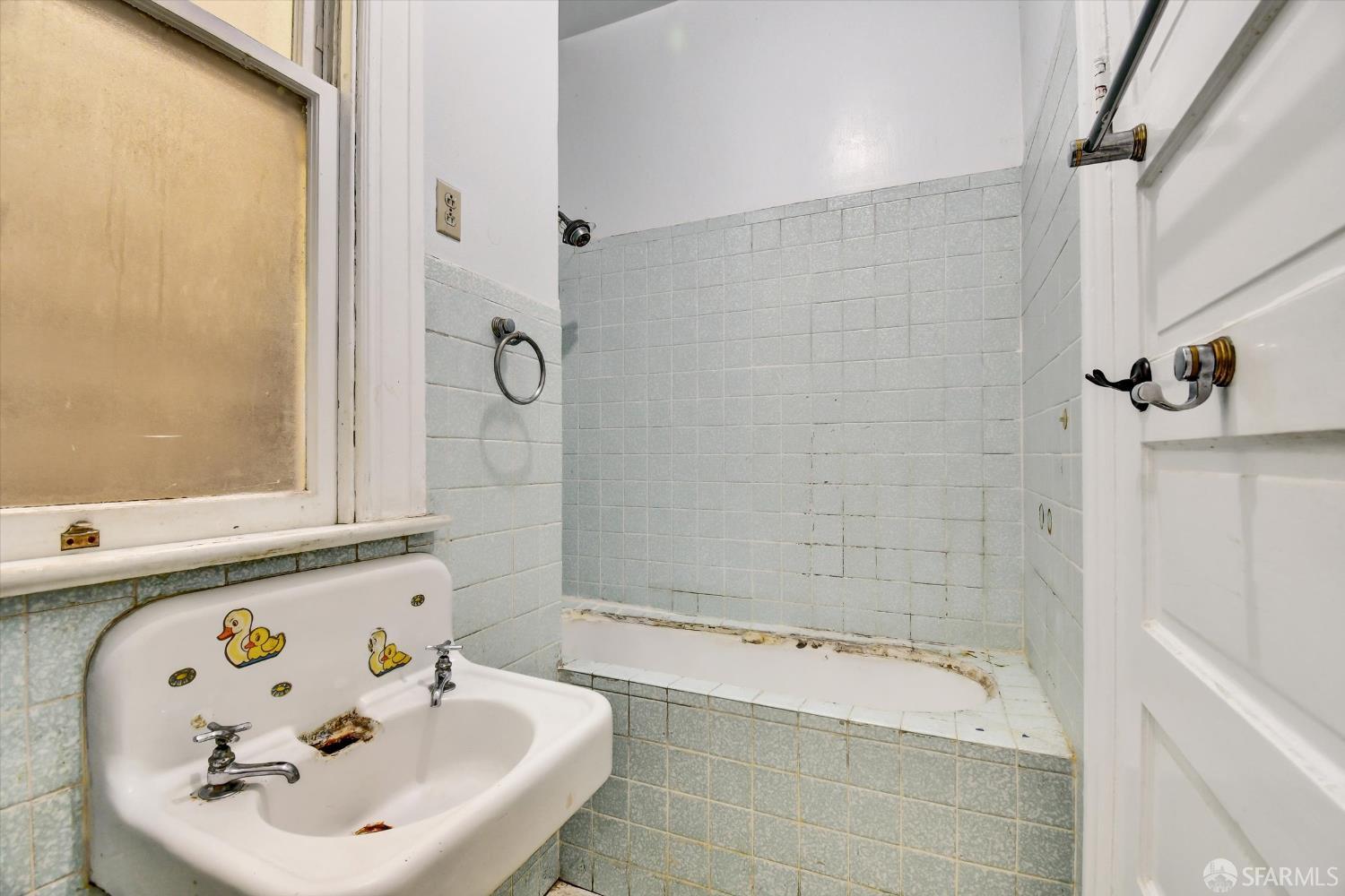 San Francisco, California 94110, United States, 5 Bedrooms Bedrooms, ,2 BathroomsBathrooms,Residential,Active,205147