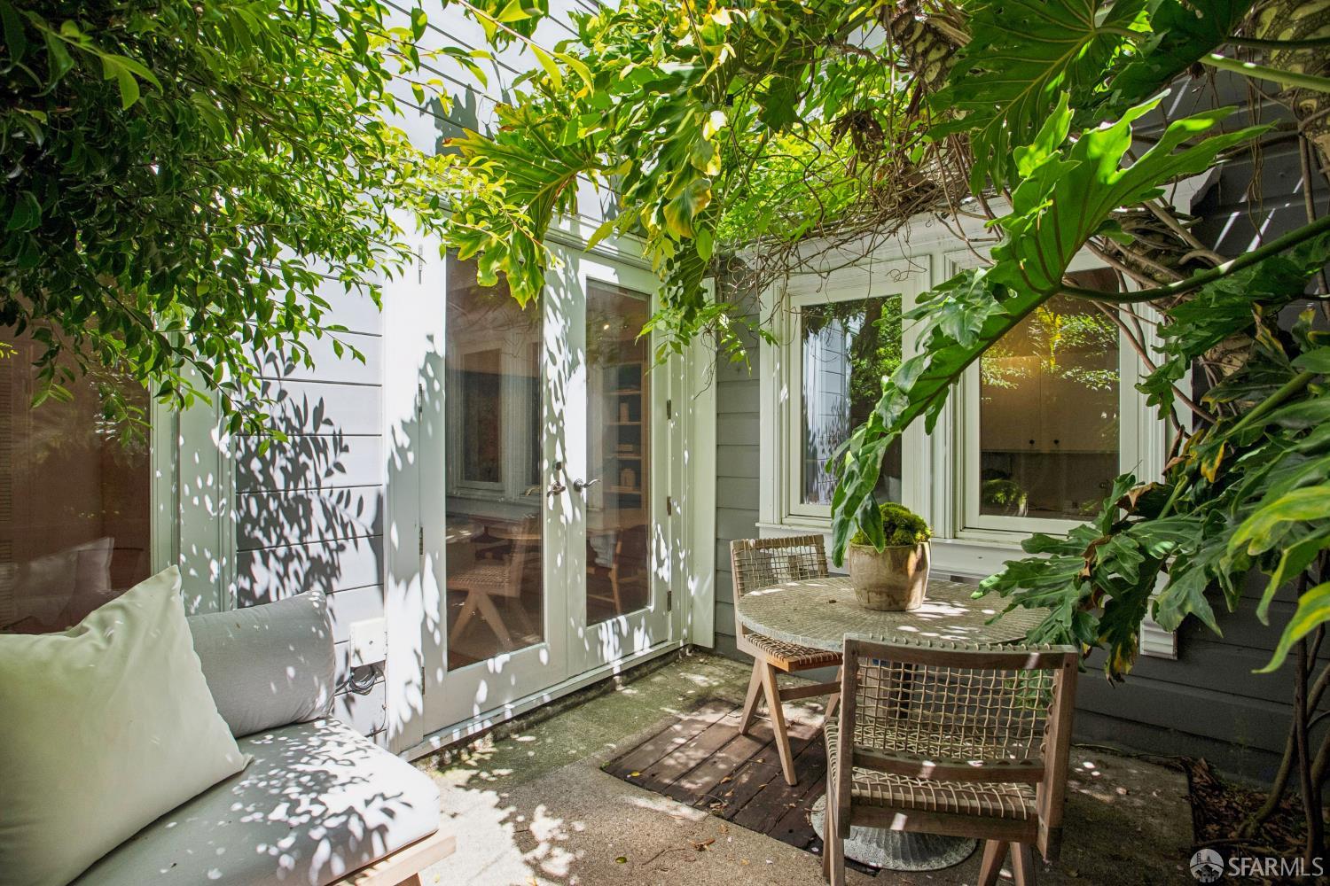 907 Douglass Street