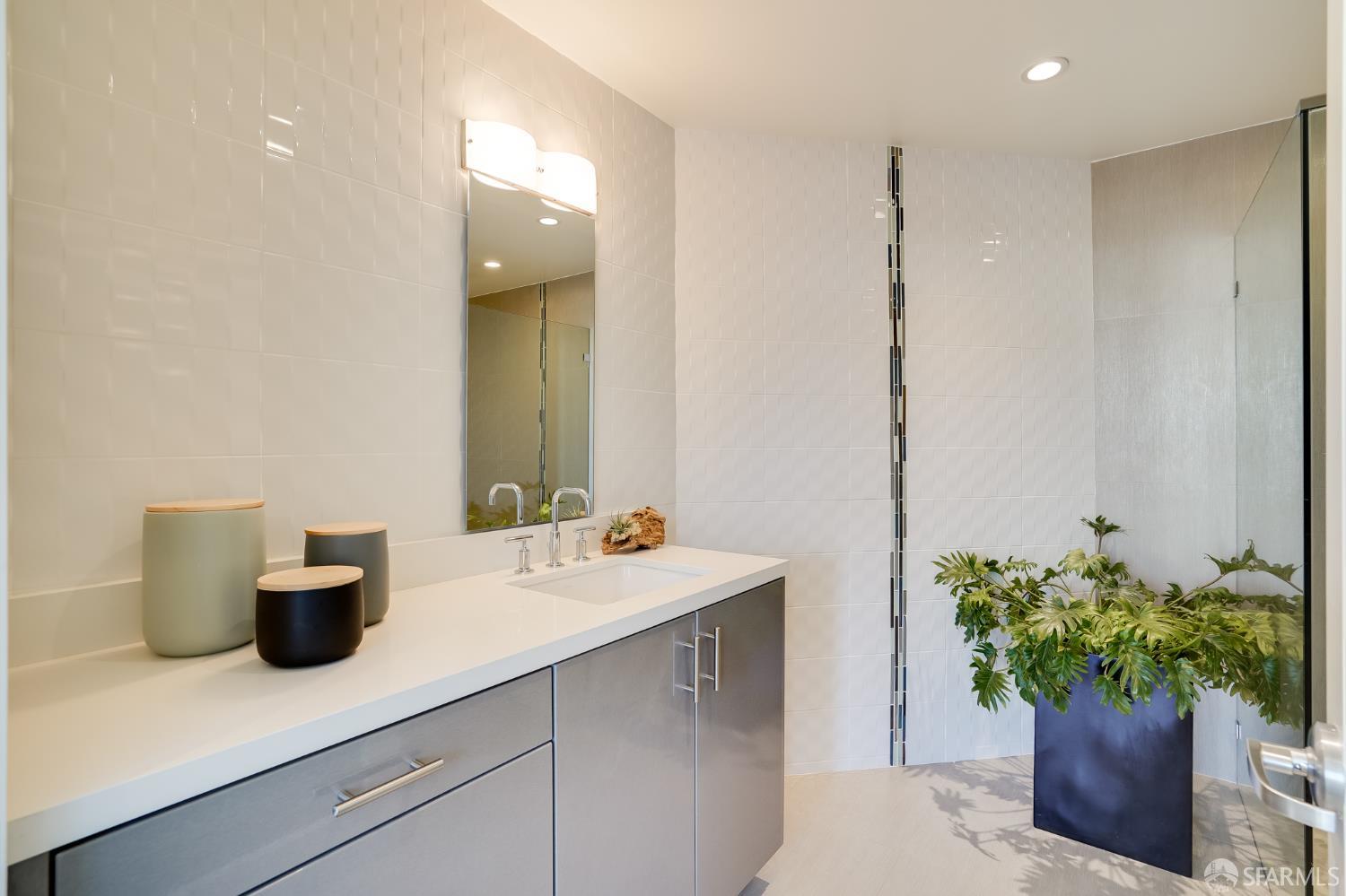 736 Valencia Street 402