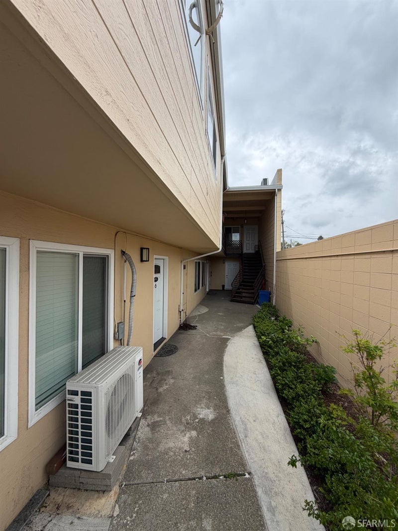 1124 El Camino Real