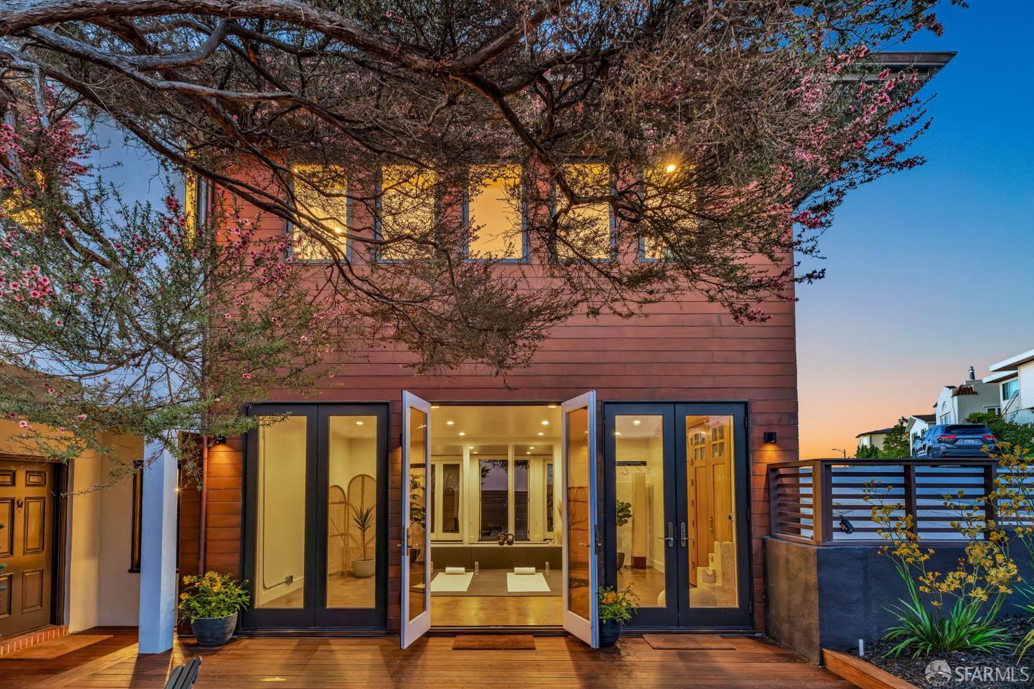 San Francisco, California 94127, United States, 5 Bedrooms Bedrooms, ,3 BathroomsBathrooms,Residential,Pending,236021