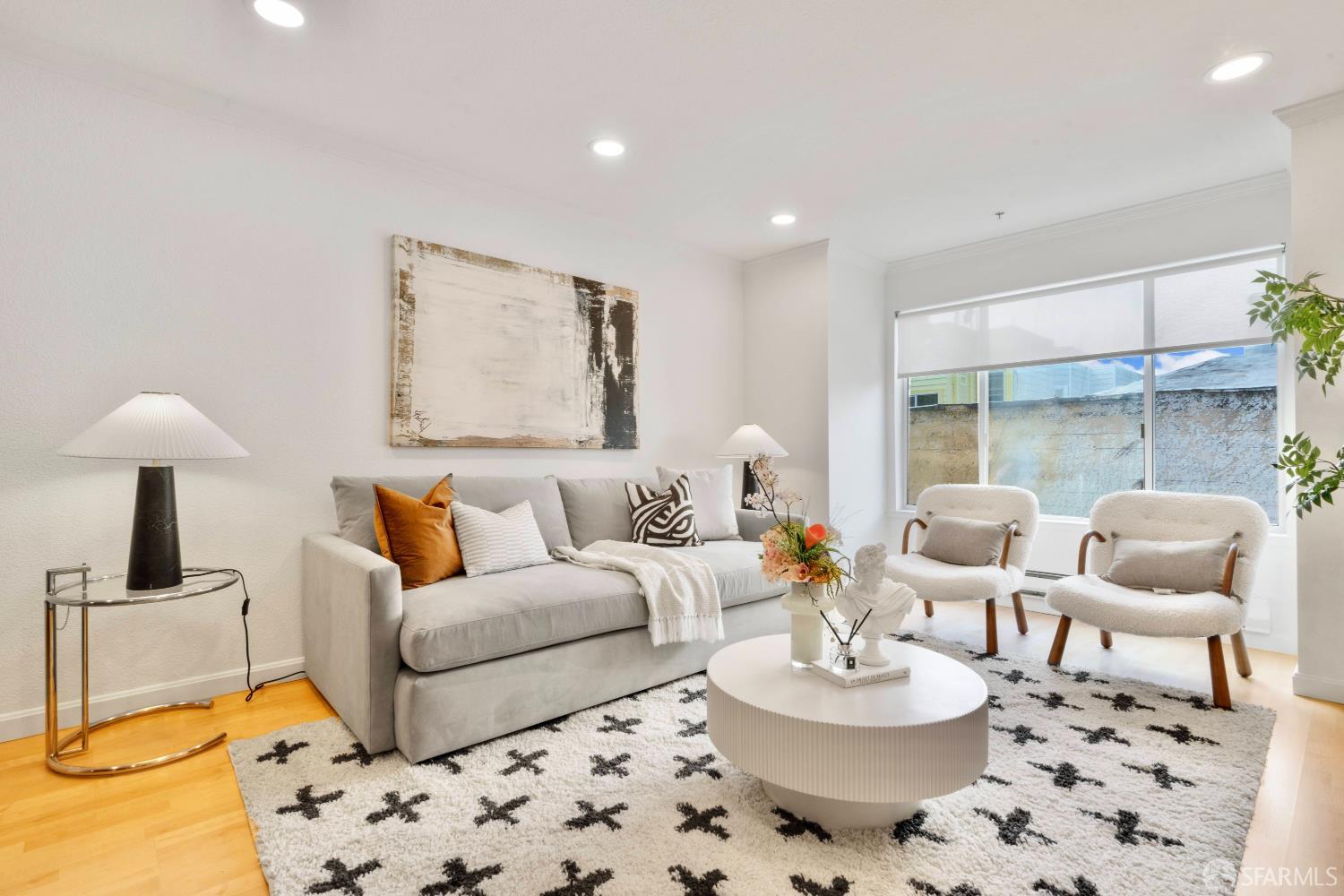 550 S Van Ness Avenue 208