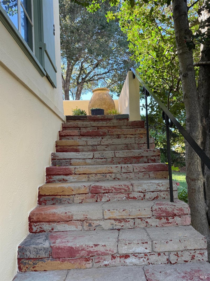 610 Sunnyslope Avenue