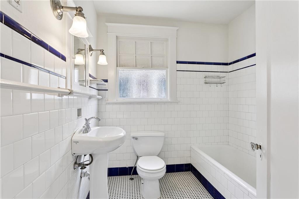 New Orleans, Louisiana 70115, United States, 2 Bedrooms Bedrooms, ,1 BathroomBathrooms,Residential,Active,171404