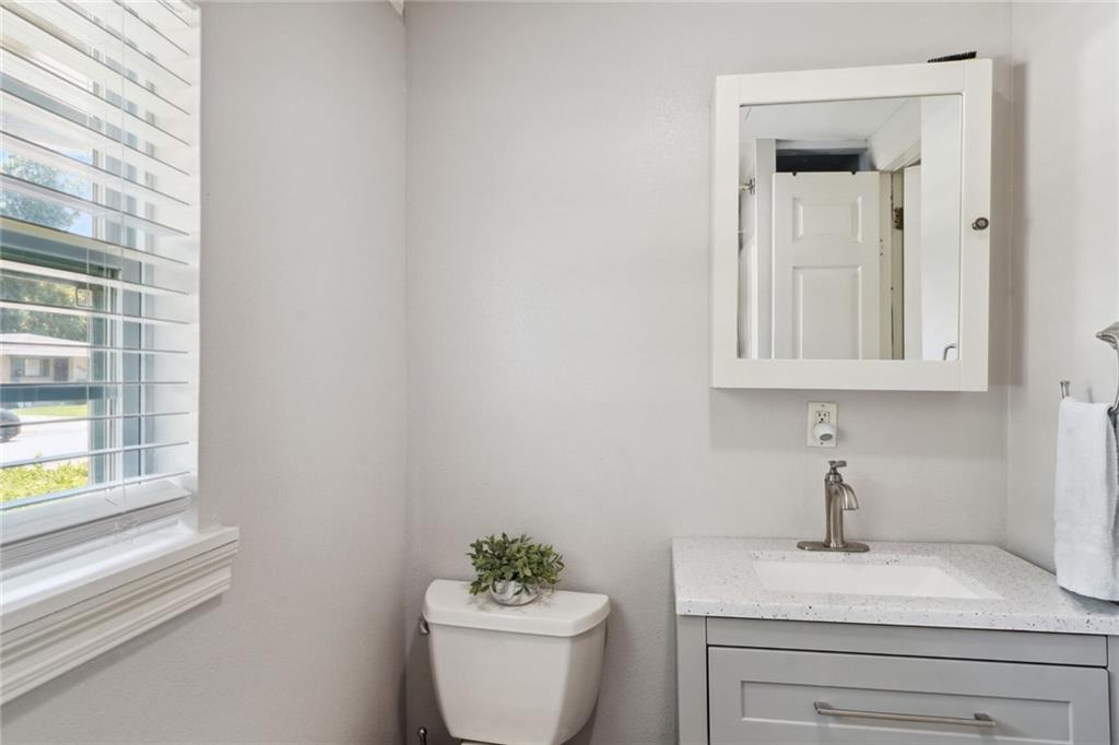 Metairie, Louisiana 70003, United States, 4 Bedrooms Bedrooms, ,3 BathroomsBathrooms,Residential,Pending,52445