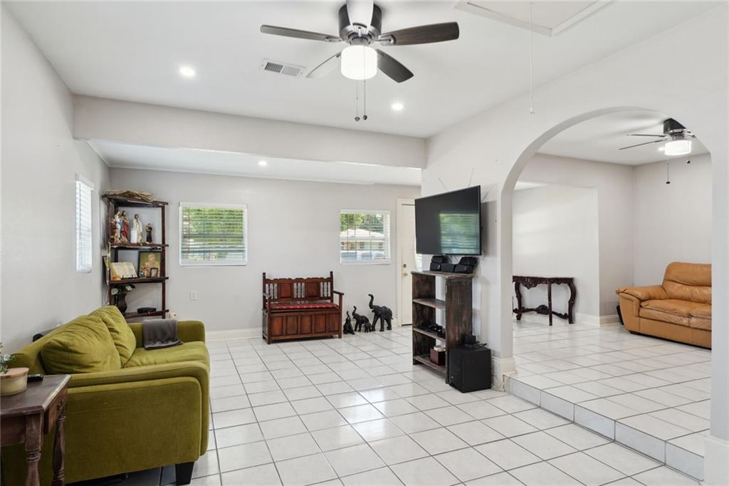 Metairie, Louisiana 70003, United States, 4 Bedrooms Bedrooms, ,3 BathroomsBathrooms,Residential,Pending,52445