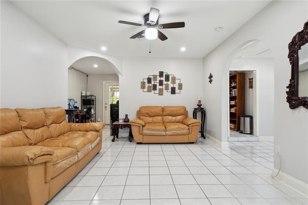 Metairie, Louisiana 70003, United States, 4 Bedrooms Bedrooms, ,3 BathroomsBathrooms,Residential,Pending,52445