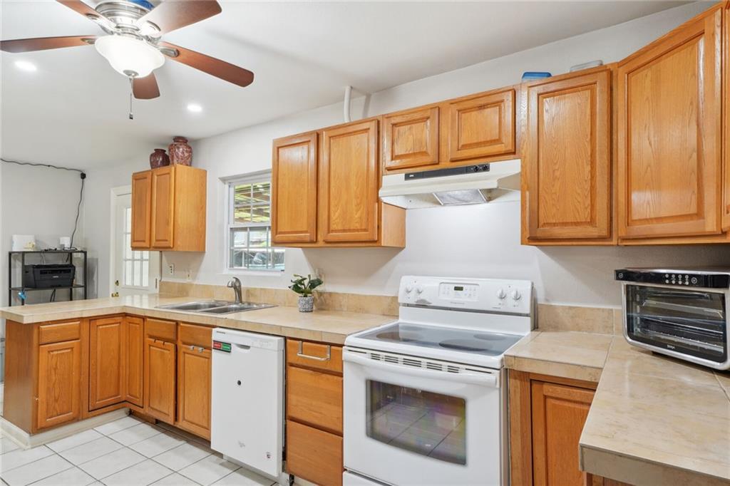 Metairie, Louisiana 70003, United States, 4 Bedrooms Bedrooms, ,3 BathroomsBathrooms,Residential,Pending,52445