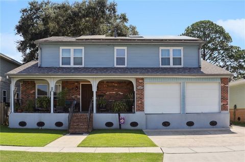 585 OAKWOOD Drive Gretna LA 70056