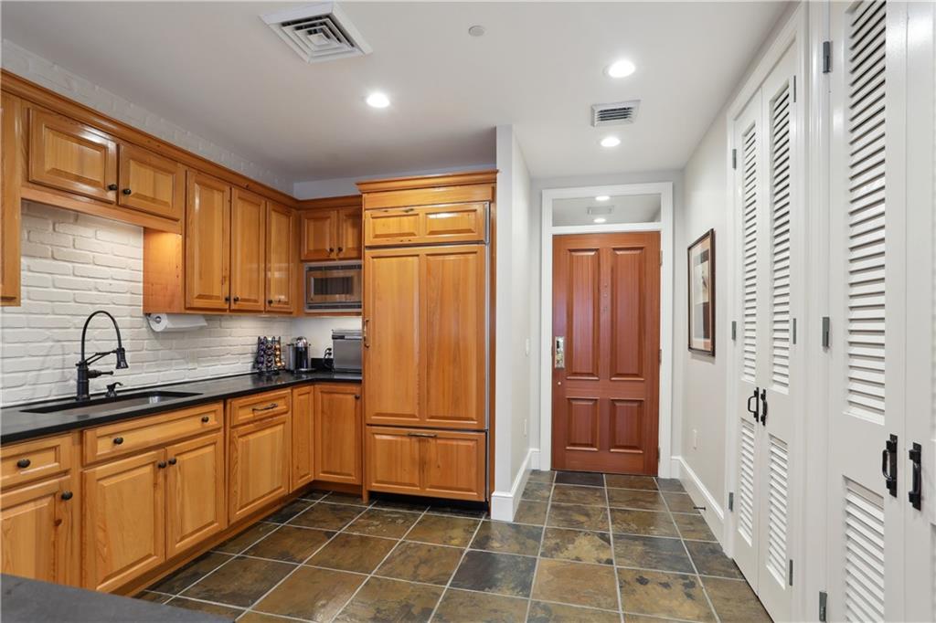 625 SAINT CHARLES Avenue 10C