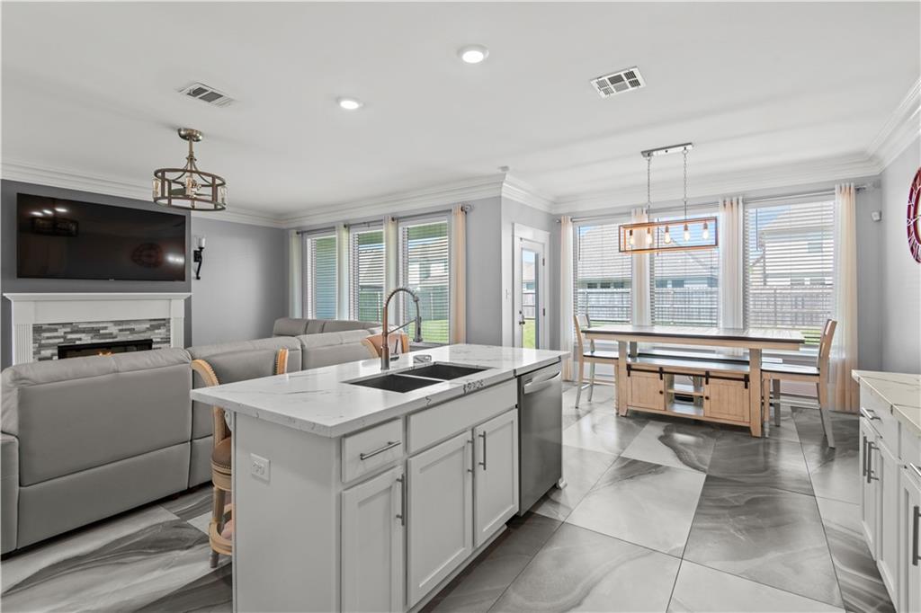 5721 LAUREL TREE Way