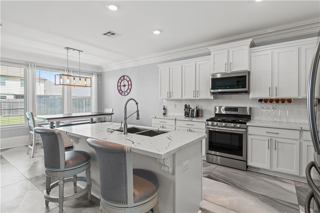 5721 LAUREL TREE Way