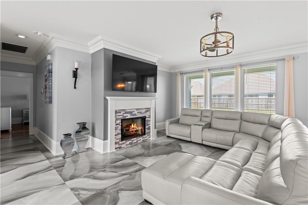 5721 LAUREL TREE Way