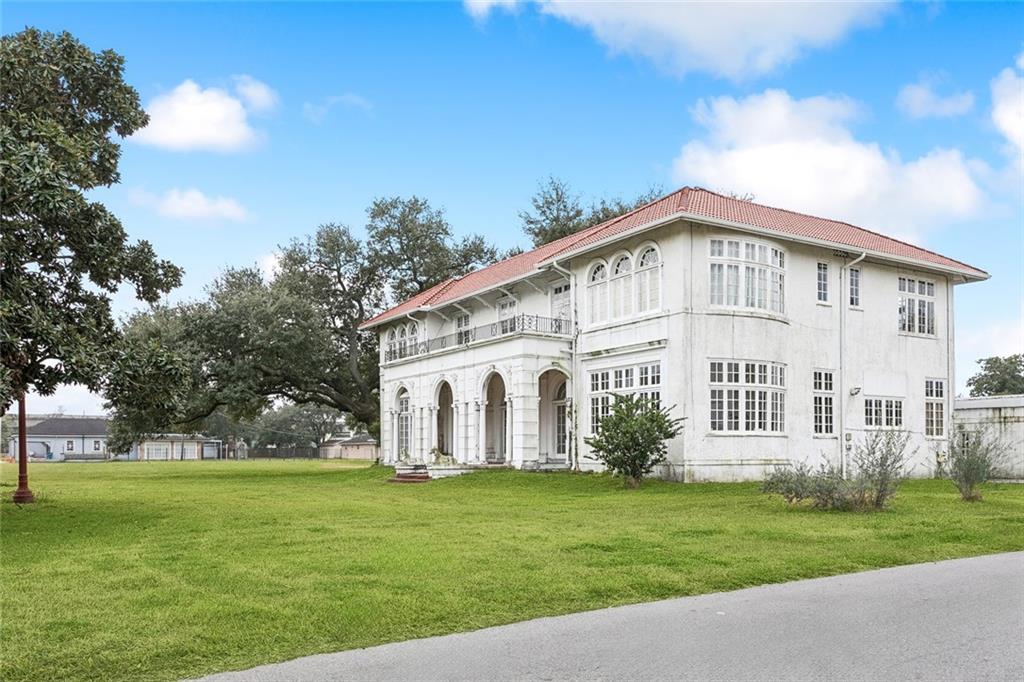 800 BARATARIA Boulevard