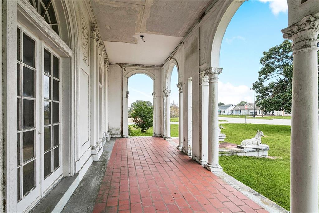 800 BARATARIA Boulevard