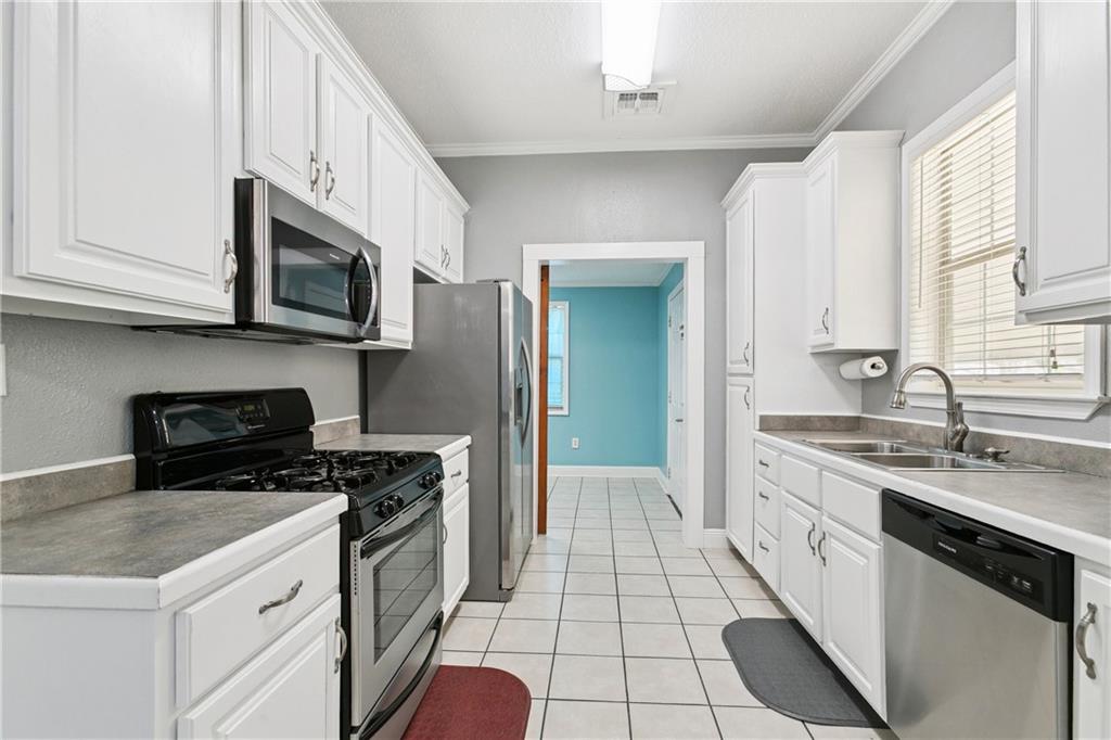 208 ELLINGTON Avenue