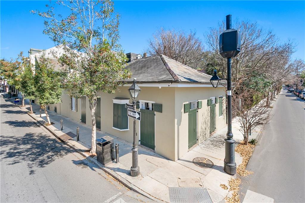 1200 DAUPHINE Street