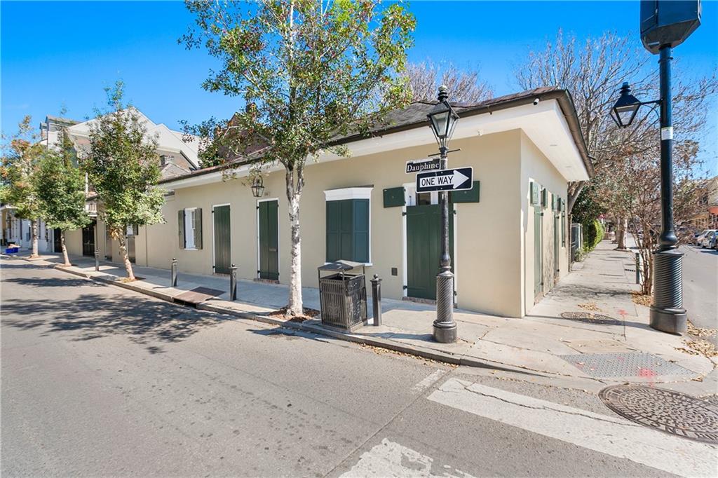 1200 DAUPHINE Street
