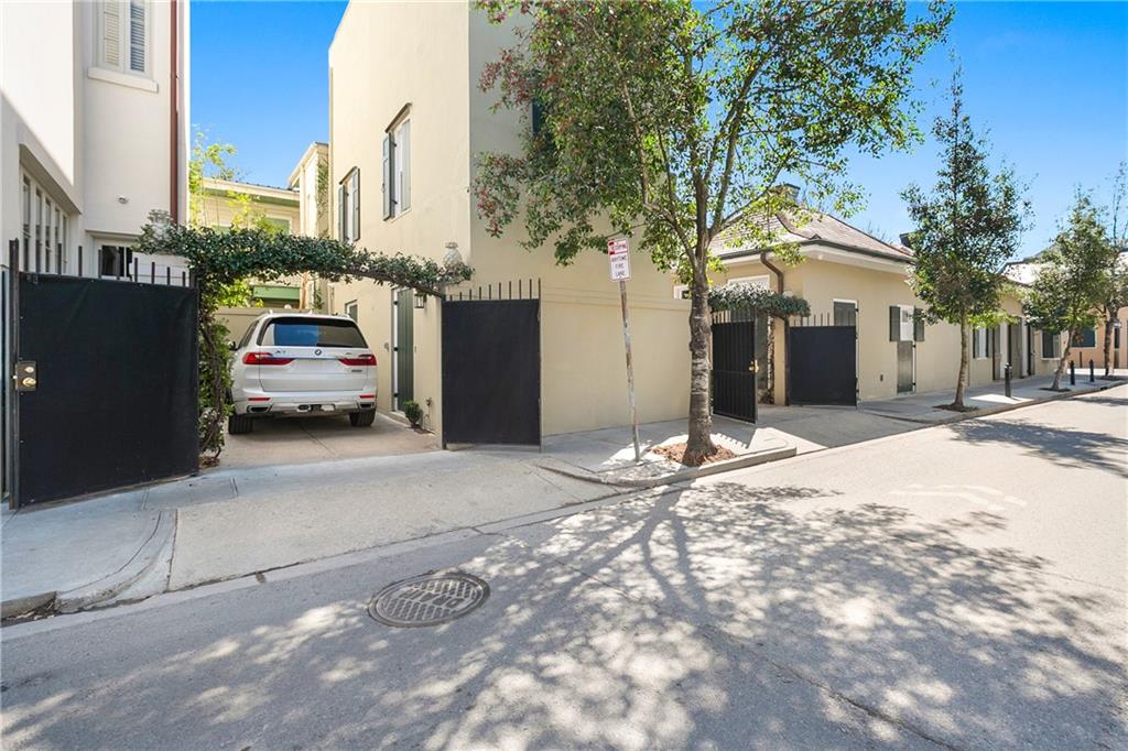 1200 DAUPHINE Street