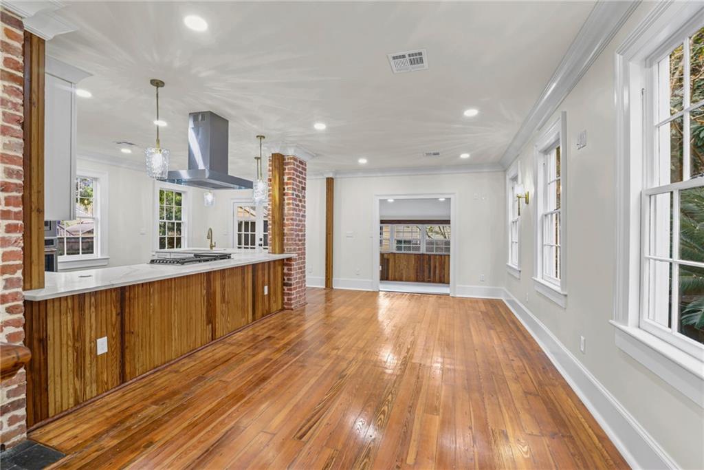 311 BELLEVILLE Street