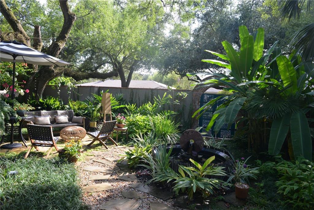 407 LIVE OAK Drive