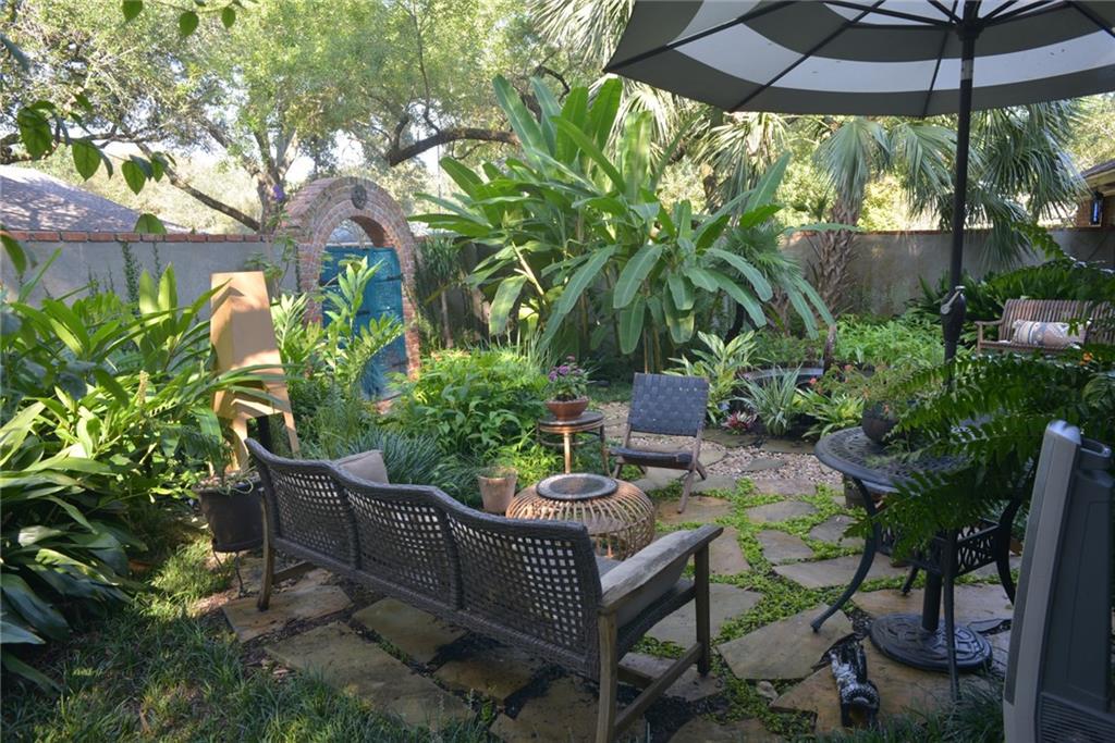 407 LIVE OAK Drive