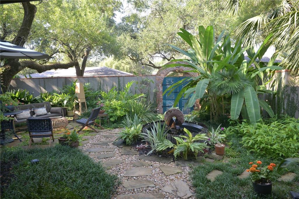407 LIVE OAK Drive