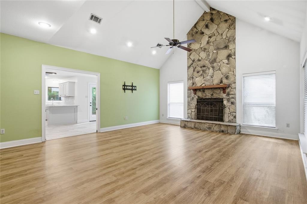 124 W RICHLAND Drive
