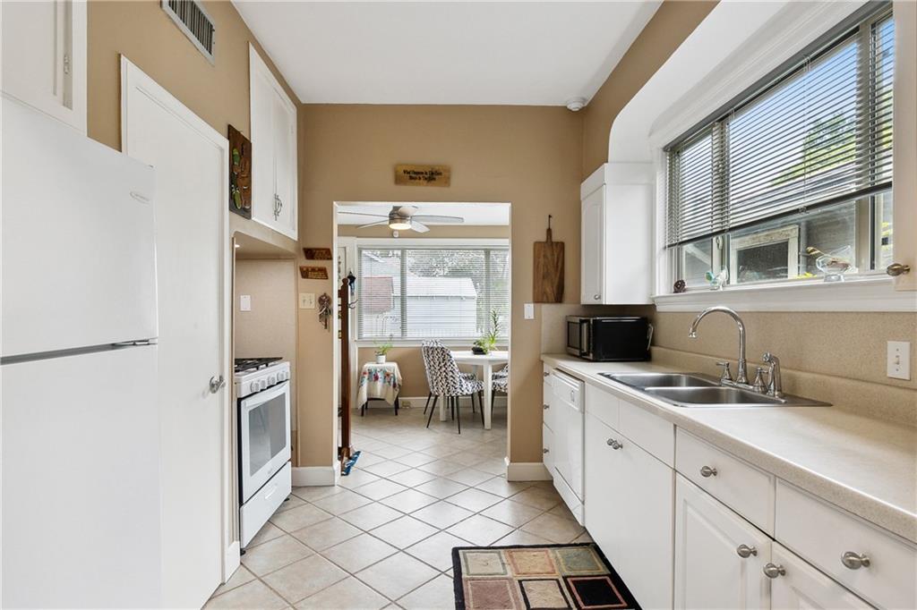 2800 BROADWAY Street