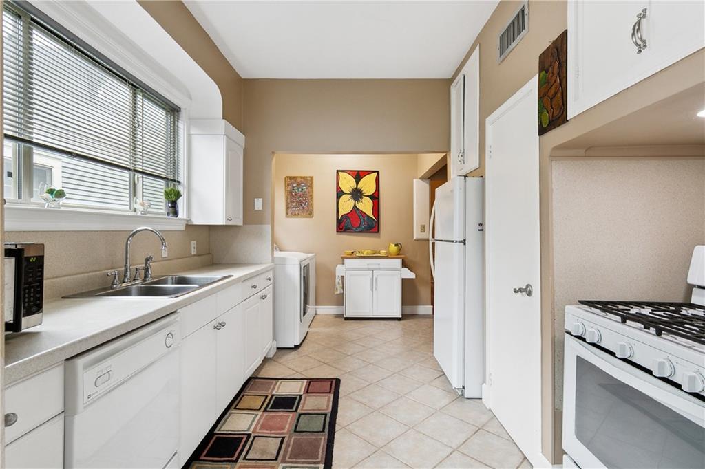 2800 BROADWAY Street