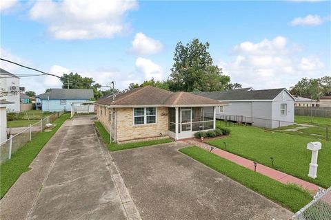 1425 REYNES Street New Orleans LA 70117