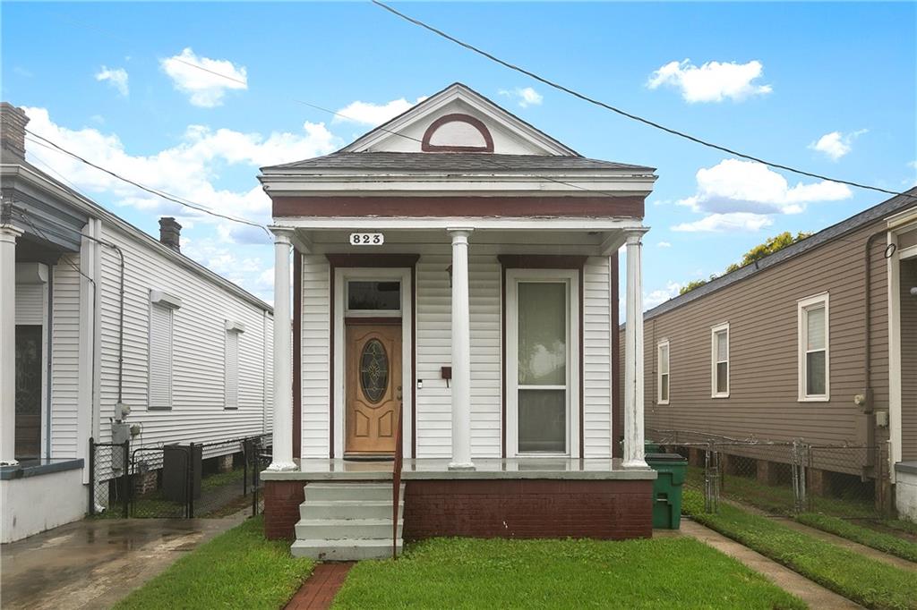823 MONROE Street