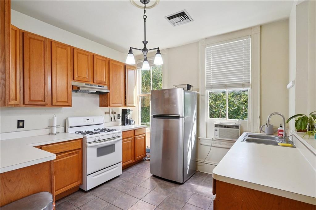 New Orleans, Louisiana 70119, United States, 10 Bedrooms Bedrooms, ,4 BathroomsBathrooms,Residential,Active,234667