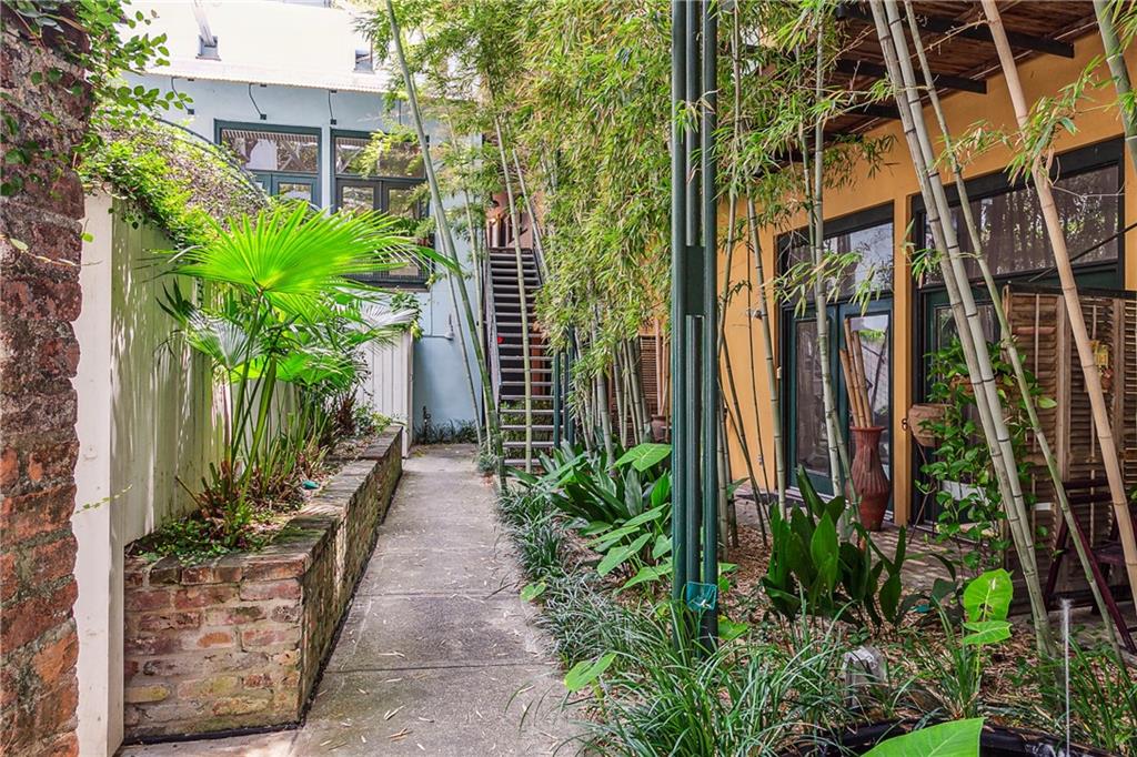 1201 CHARTRES Street 7