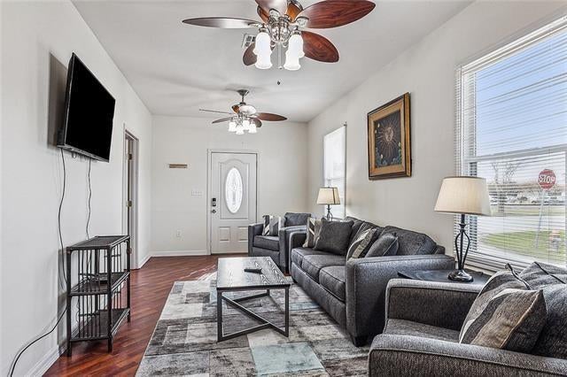 419 W SAINT BERNARD Highway