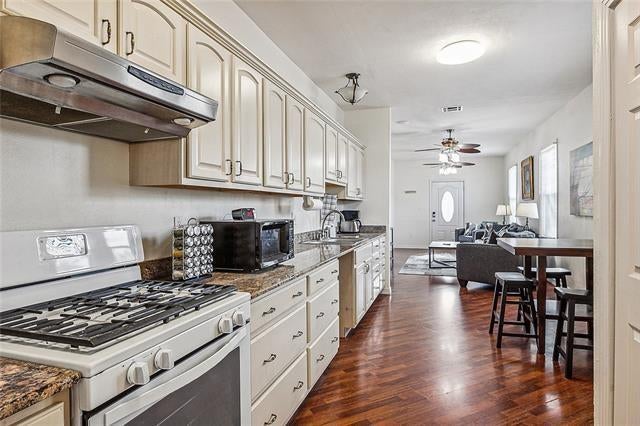 419 W SAINT BERNARD Highway