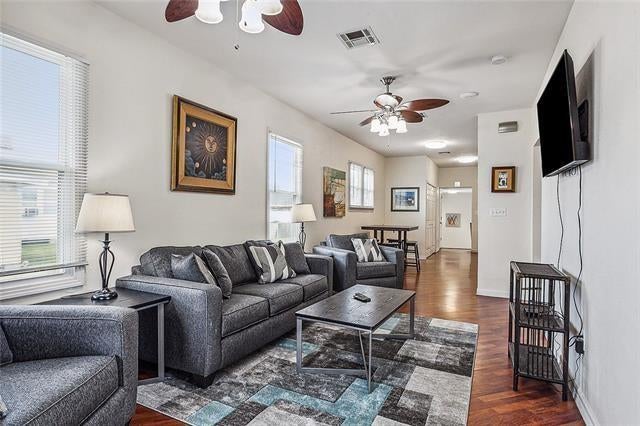419 W SAINT BERNARD Highway